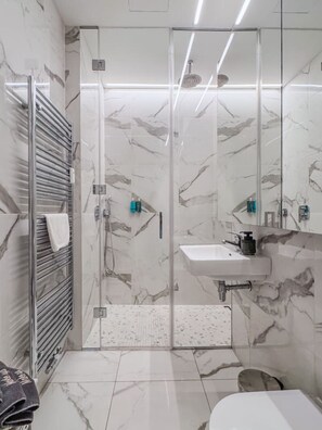 Shower, hair dryer - Modern 2BD Apartment Old Town (Praha 1)