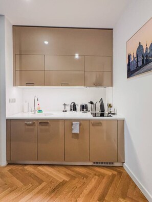 Fridge, microwave, stovetop, dishwasher