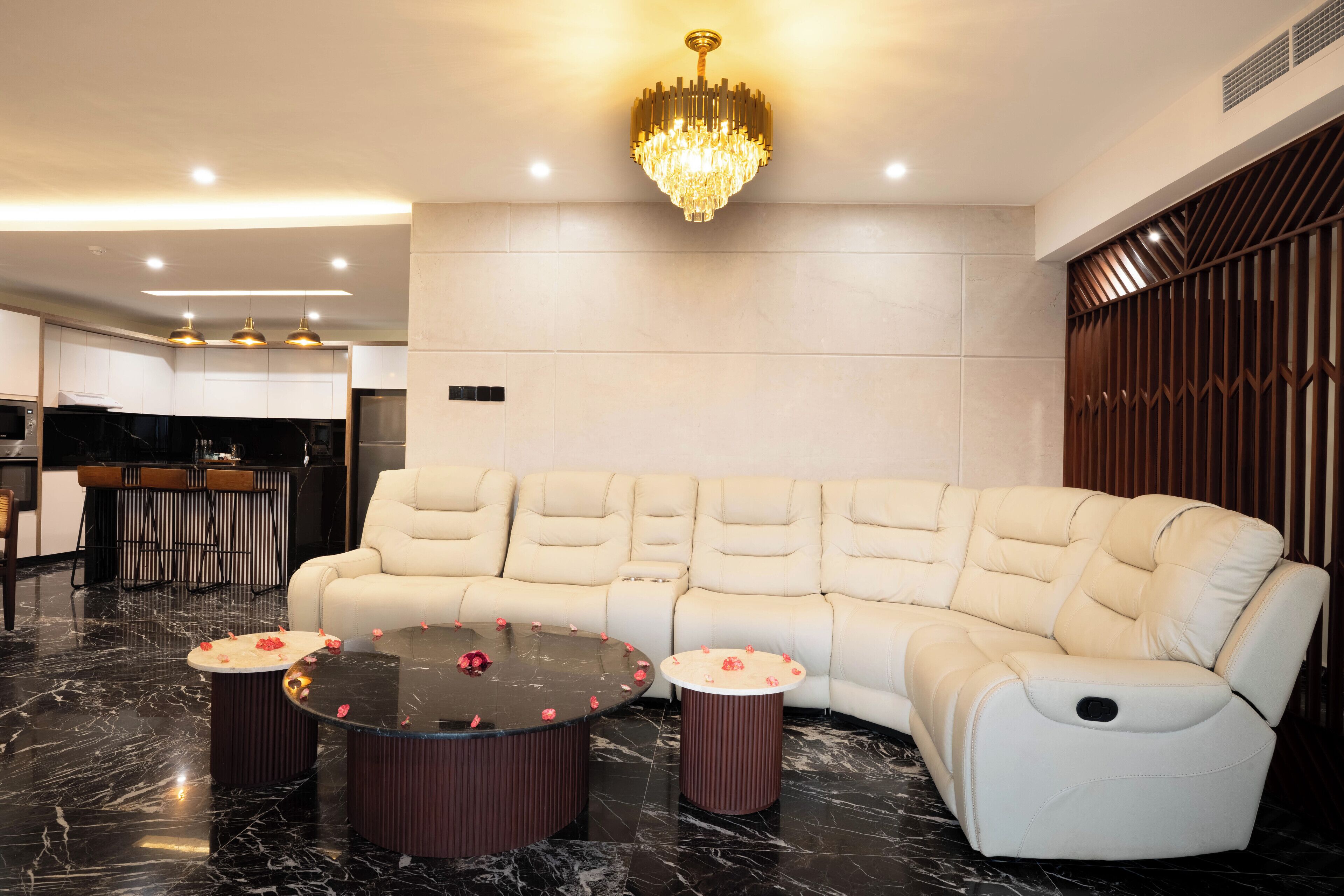 Suite Room With Sea View | Área de sala de estar | Televisión de pantalla plana de 42 pulgadas con canales vía satélite 