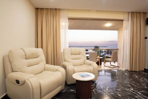 Suite Room With Sea View | 거실 공간 | 위성 채널 시청이 가능한 42인치 평면 TV