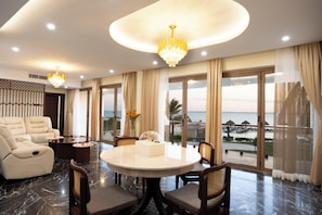 Suite Room With Sea View | 거실 공간 | 위성 채널 시청이 가능한 42인치 평면 TV