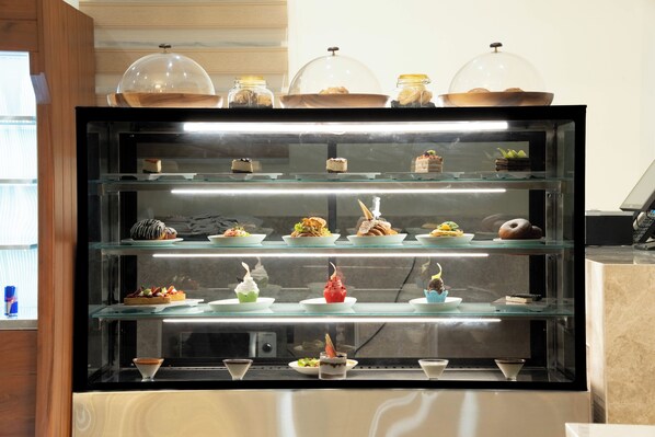 Una vitrina con diversos postres y pasteles.