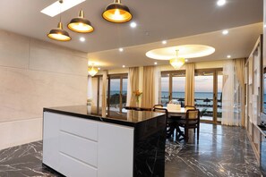 Suite Room With Sea View | Oppholdsområde | En 42-tommers Flatskjerm-TV med Parabol-TV