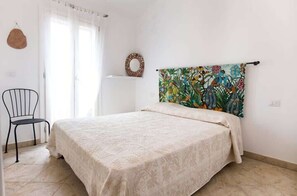 2 chambres, coffres-forts dans les chambres, fer et planche à repasser