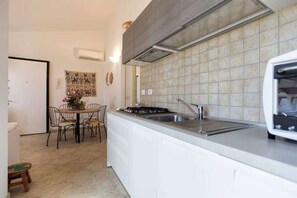 Fridge, oven, stovetop, dishwasher