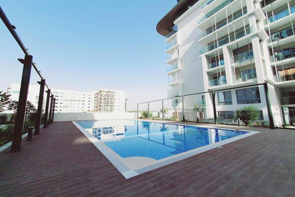 Outdoor pool - Bloomfields Stylish STU in Oasis Masdar (Abu Dhabi)