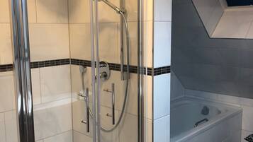 Dusche, Haartrockner, HandtĂŒcher