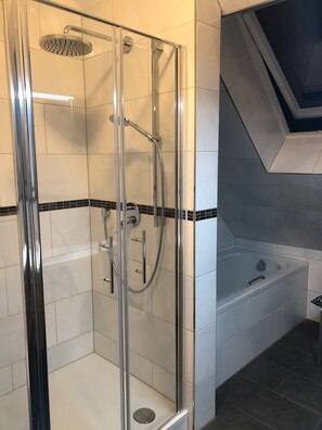 Dusche, Haartrockner, Handtücher