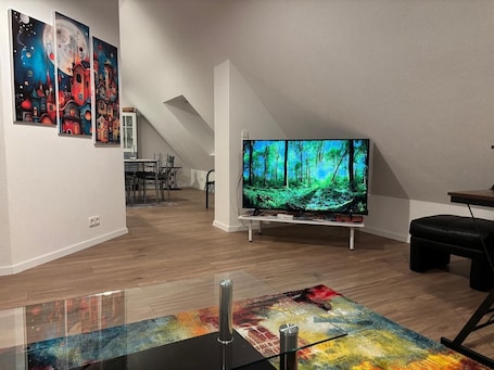TV. Aurora Lodge (92 m²) with Balcony and Wi-Fi