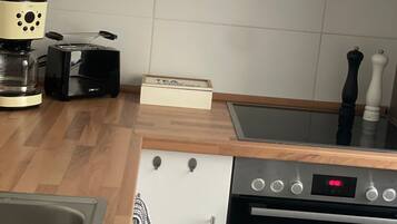 Refrigerador, horno, lavavajillas y cafetera y tetera