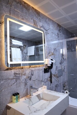 Comfort Triple Room, Balcony, City View | Bathroom - MİR EMİR HOTEL (Van)