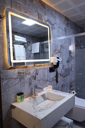 Shower, rainfall showerhead, eco-friendly toiletries, hair dryer - MİR EMİR HOTEL (Van)
