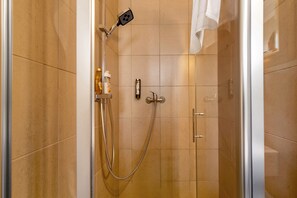 Een douche, een haardroger, handdoeken