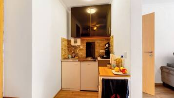 Frigorífico, hervidor eléctrico y trona infantil