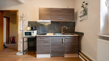 Kühlschrank, Mikrowelle, Herdplatte, Wasserkocher