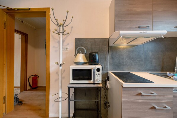Kühlschrank, Mikrowelle, Herdplatte, Wasserkocher