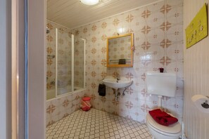 Douche, sèche-cheveux, serviettes fournies