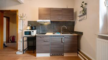Kühlschrank, Mikrowelle, Herdplatte, Wasserkocher
