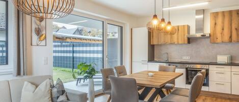 Una cocina moderna con armarios de madera, una mesa de comedor y sillas.