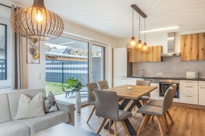 Una cocina moderna con armarios de madera, una mesa de comedor y sillas.