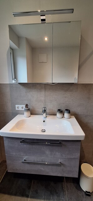 Douche, séchoir à cheveux, serviettes fournies