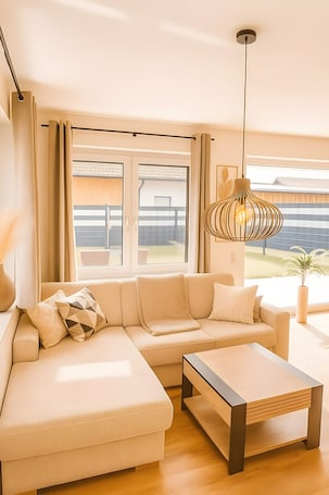 TV. Apartment 'Pruggernglück' with Mountain View, Private Terrace and Wi-Fi