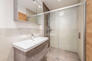 Douche, sèche-cheveux, serviettes fournies
