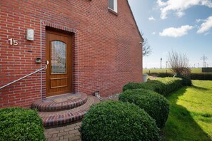 Exterior - Holiday Home 'Marilene - Familienfreundlich' with Private Terrace, Wi-Fi and Air Conditioning (Krummhörn)
