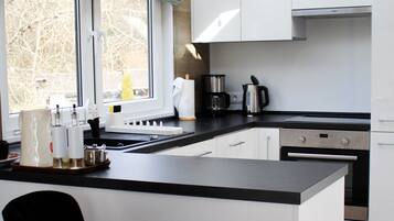 Kjøleskap, mikrobølgeovn, ovn og kokeplater