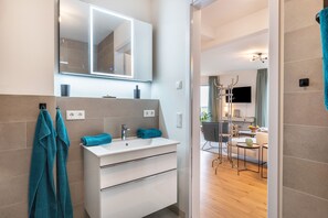 Dusche, Haartrockner, Handtücher