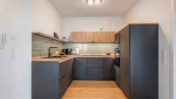 Frigorifero, microonde, forno, piano cottura