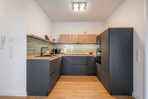 Frigorífico, microondas, horno y placa de cocina