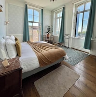Quarto casal luxo, vista para a cidade | Roupas de cama premium, cortinas blackout, ferros/tábuas de passar roupa