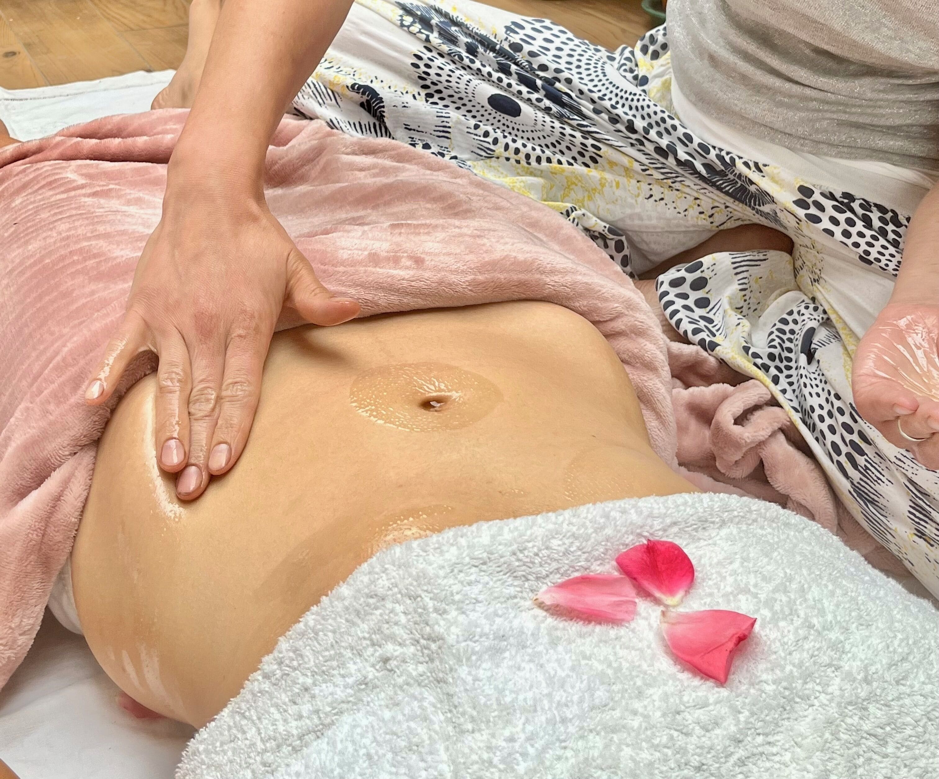Ein Massagetisch, auf dem eine Person eine Rückenmassage erhält.