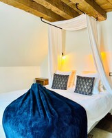 Ropa de cama de alta calidad y cortinas opacas