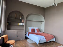 Ropa de cama de alta calidad y cortinas opacas