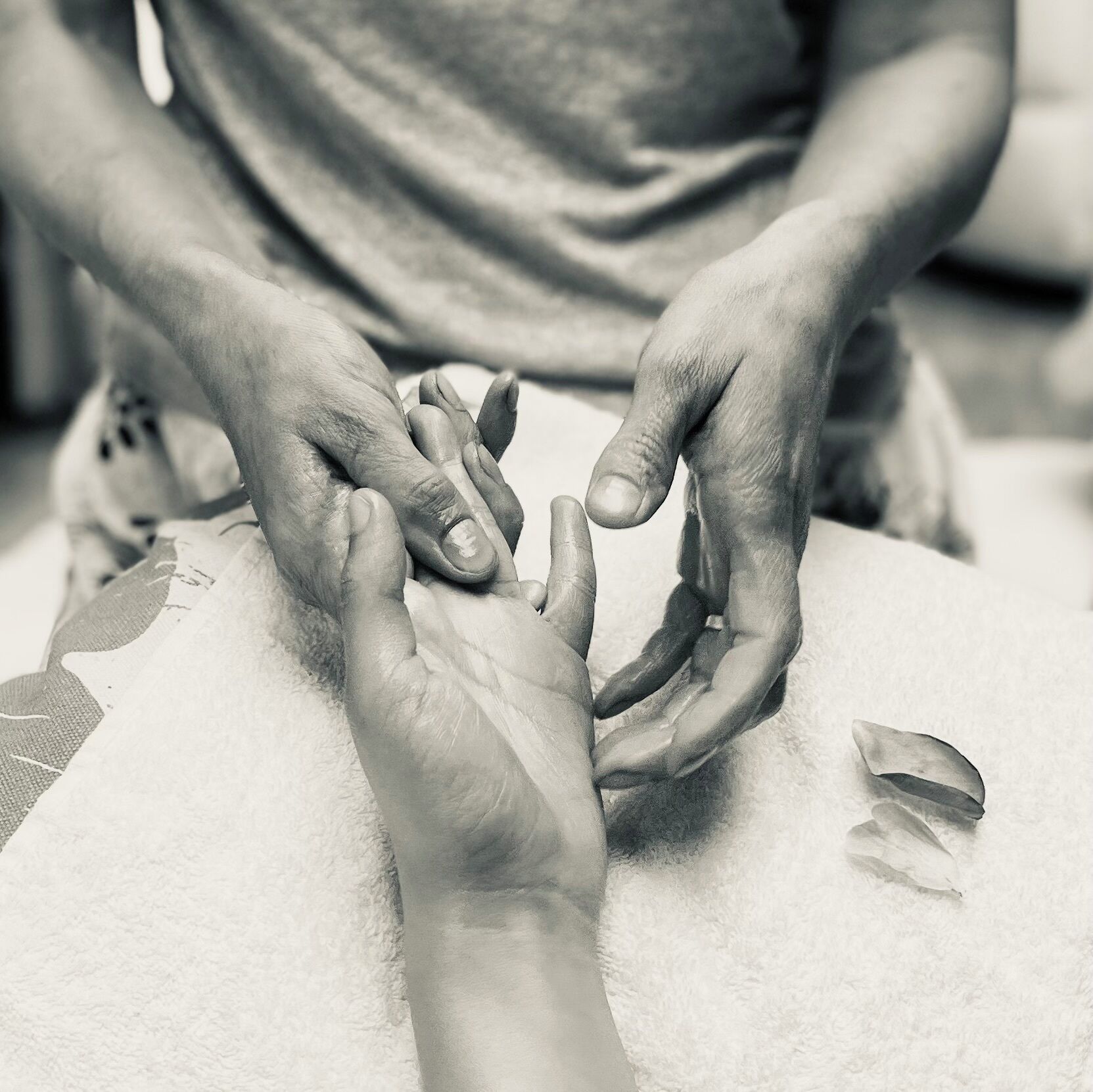 Des mains en train d’effectuer une tâche, possiblement liée à l’artisanat ou aux arts, en mettant l’accent sur la dextérité manuelle.