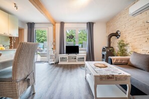 TV, fireplace