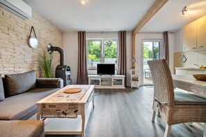 TV, fireplace