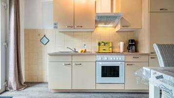 Kühlschrank, Herdplatte, Wasserkocher mit Kaffee-/Teezubehör