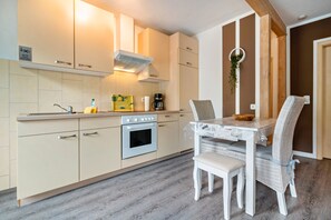 Køleskab, kogeplade, kaffe-/temaskine, elkedel