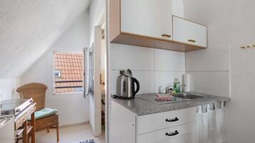 冷蔵庫、電子レンジ、コンロ、コーヒー / ティーメーカー