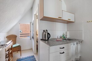 Kühlschrank, Mikrowelle, Herdplatte, Wasserkocher mit Kaffee-/Teezubehör