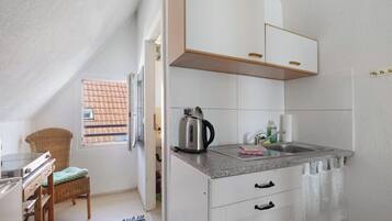 Geladeira, micro-ondas, cooktop, cafeteira/chaleira