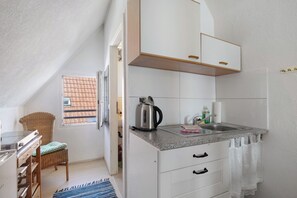 Réfrigérateur, micro-ondes, plaque de cuisson, cafetière/bouilloire