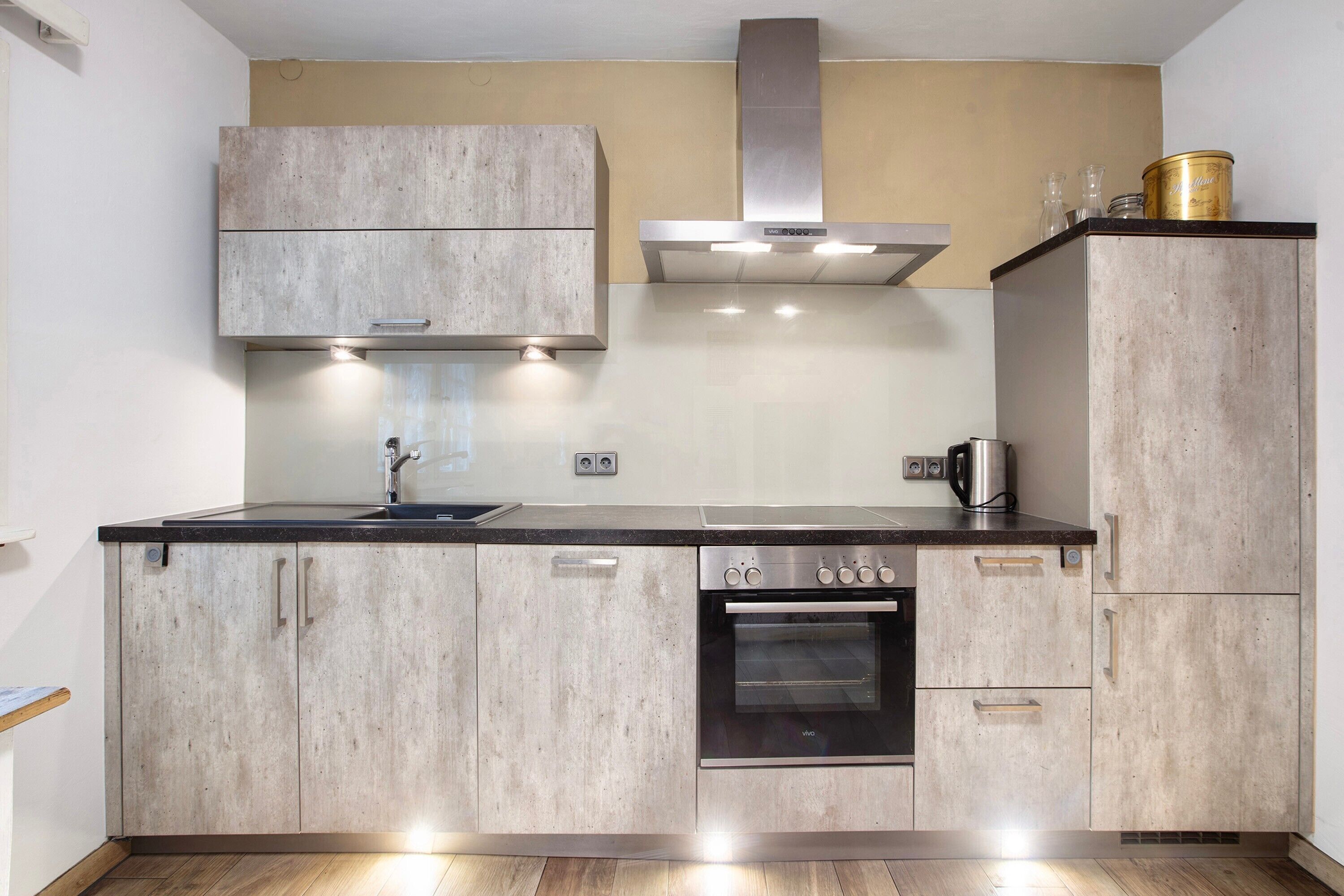 Fridge, oven, stovetop, dishwasher