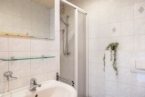 Shower, hair dryer, towels - Apartment 'Stilletal' with Private Terrace, Private Garden and Wi-Fi (Springstille)