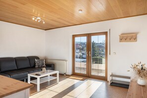 TV, ping pong - Apartment 'Stilletal' with Private Terrace, Private Garden and Wi-Fi (Springstille)