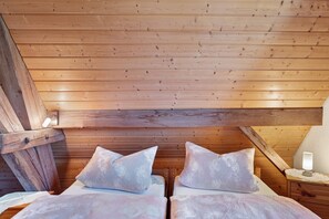 3 slaapkamers, een strijkplank/strijkijzer, gratis wifi, beddengoed