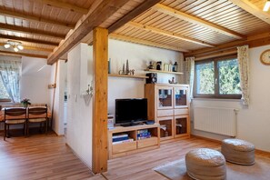 Een televisie en een stereo